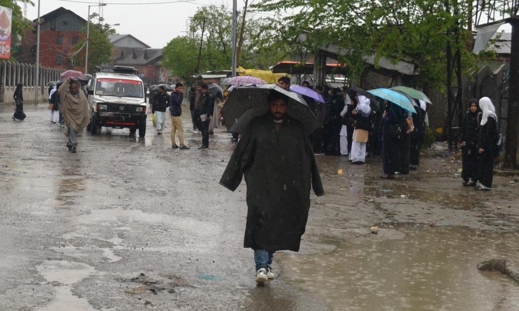 Rains lash plains, Snow hills in valley